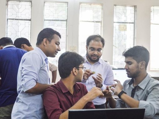 チームでIoTプロトタイプを開発する様子